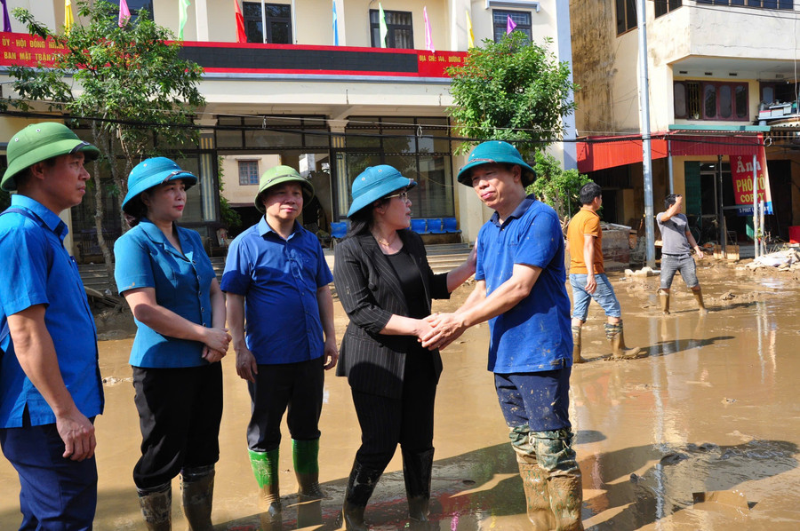 Thứ trưởng Bộ GD&ĐT Nguyễn Thị Kim Chi thăm và chỉ đạo khắc phục hậu quả mưa lũ tại tỉnh Yên Bái.