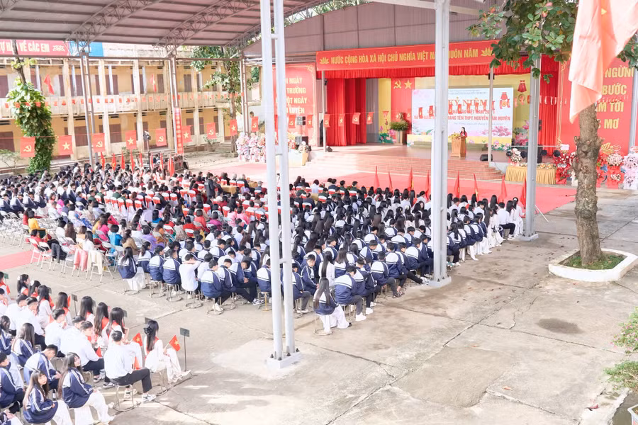 Các thế hệ giáo viên, học sinh Trường THPT Nguyễn Văn Huyên luôn nỗ lực "giữ lửa" tri thức.