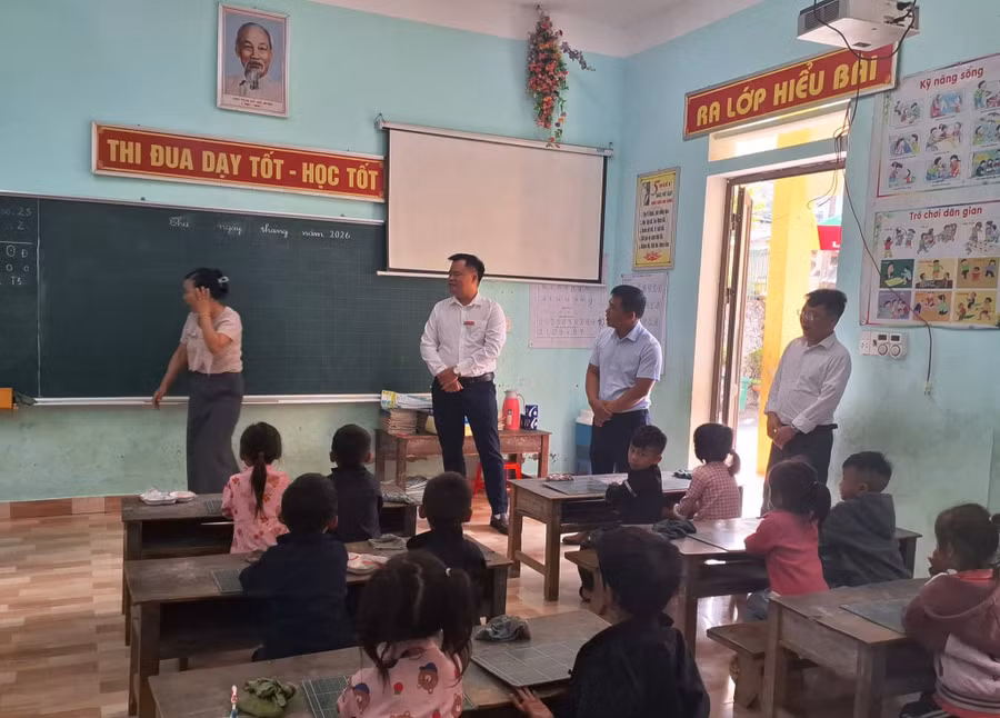 Lãnh đạo xã Lũng Cú thăm cơ sở giáo dục trước thềm năm học mới.