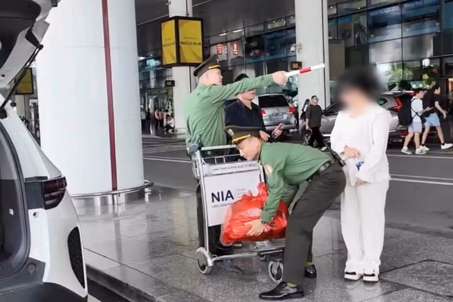 Cơ quan chức năng hỗ trợ chị H.T.M trở về. (Ảnh: CATQ)