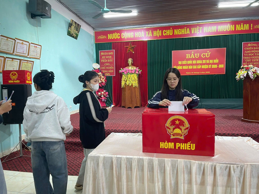 Sinh viên Trường ĐH Tân Trào tham gia bầu cử.