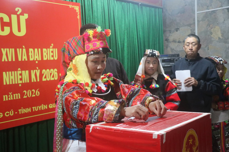 Cử tri xã Lũng Cú thực hiện bỏ phiếu bầu.