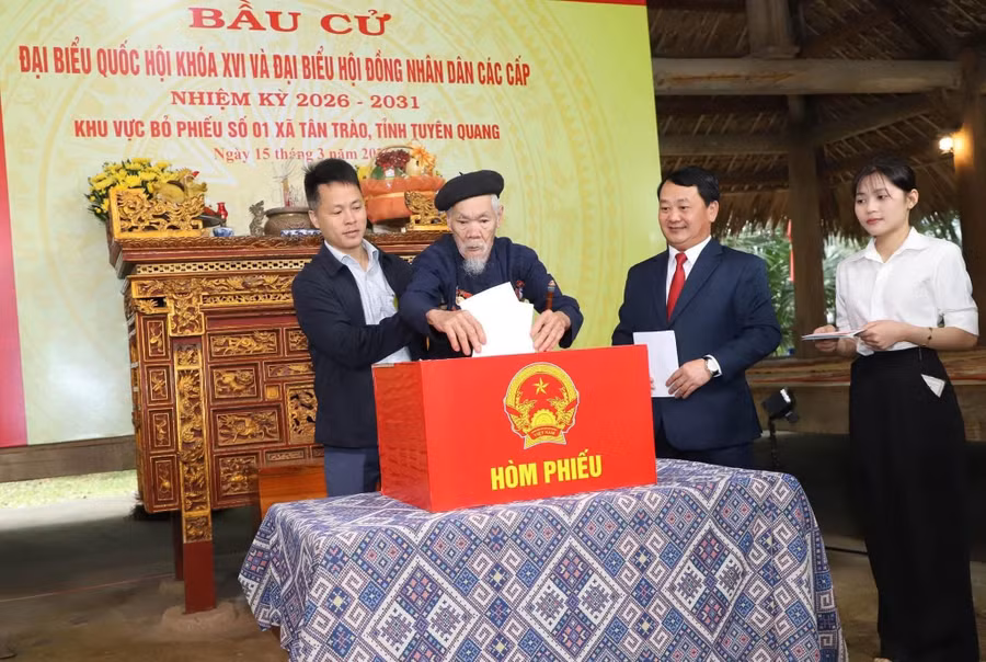 Bí thư Tỉnh uỷ Tuyên Quang Hầu A Lềnh bỏ phiếu cùng người dân tại Tân Trào. (Ảnh: CTTTQ)