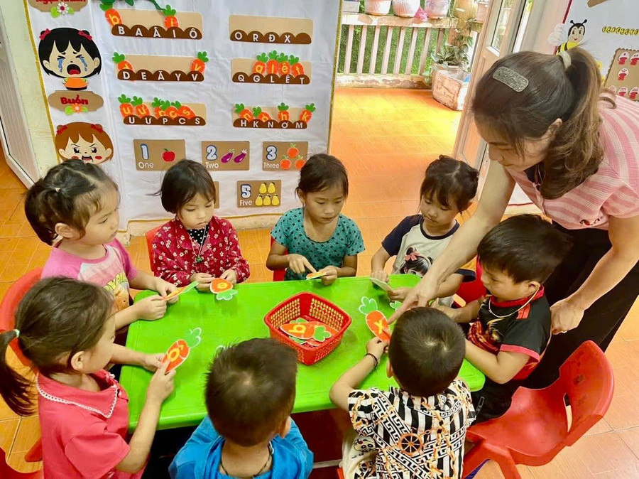 Cô và trò Trường Mầm non Lao và Chải, xã Yên Minh, Tuyên Quang.