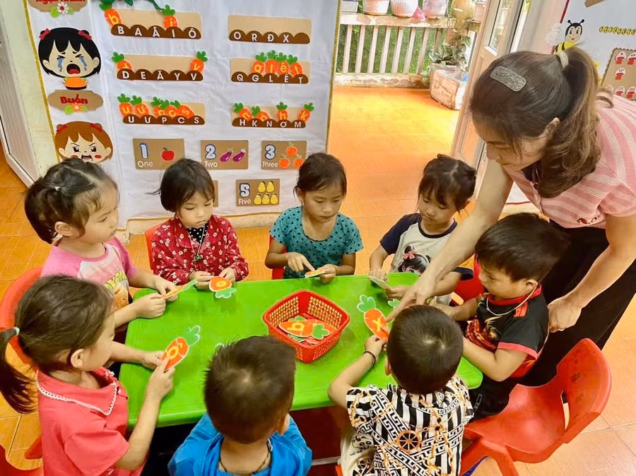 Cô và trò Trường Mầm non Lao và Chải, xã Yên Minh, Tuyên Quang.