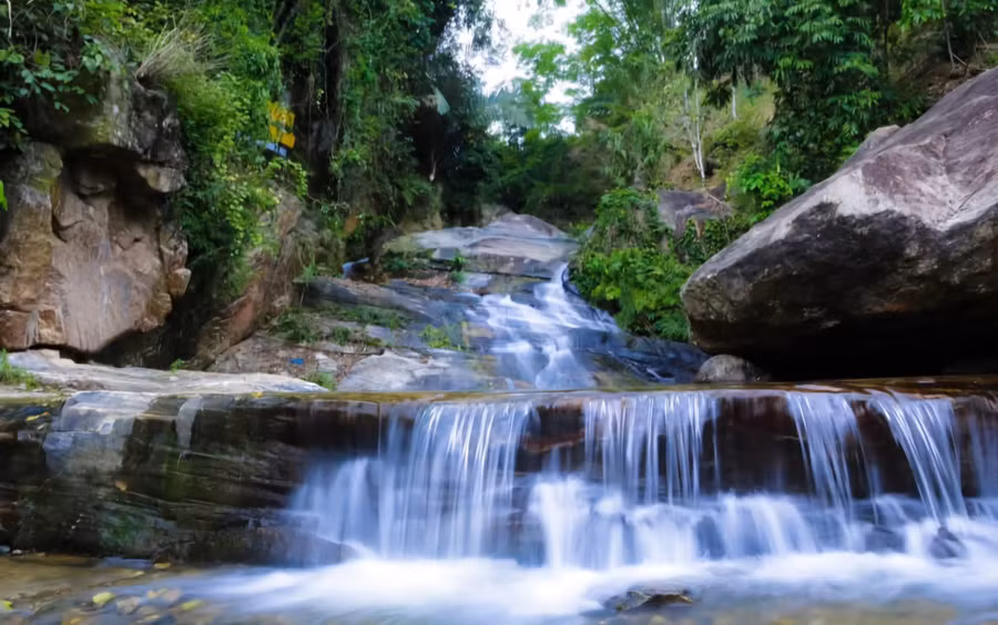 Thác Khe Rồng hiện lên như bức tranh giữa đại ngàn.