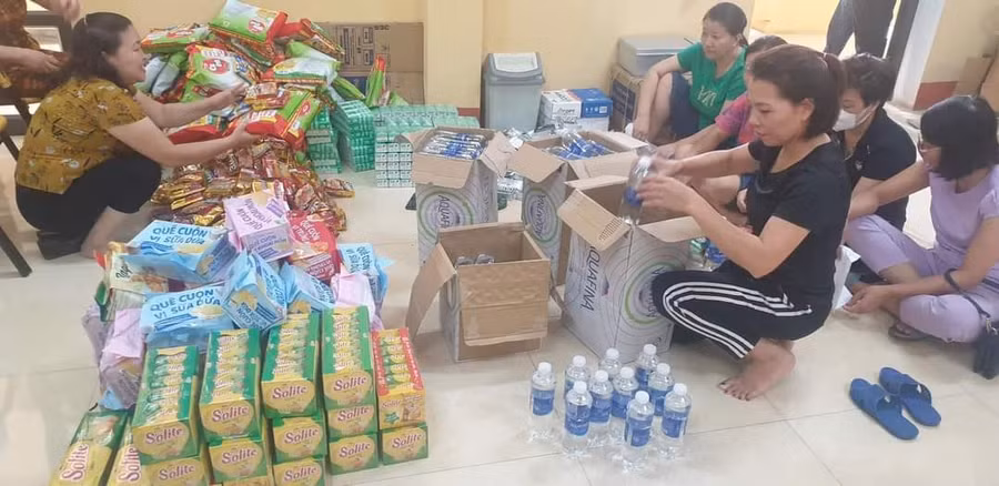 Các nhà trường, thầy cô giáo Yên Bái dốc lòng hỗ trợ người dân trong bão lũ.