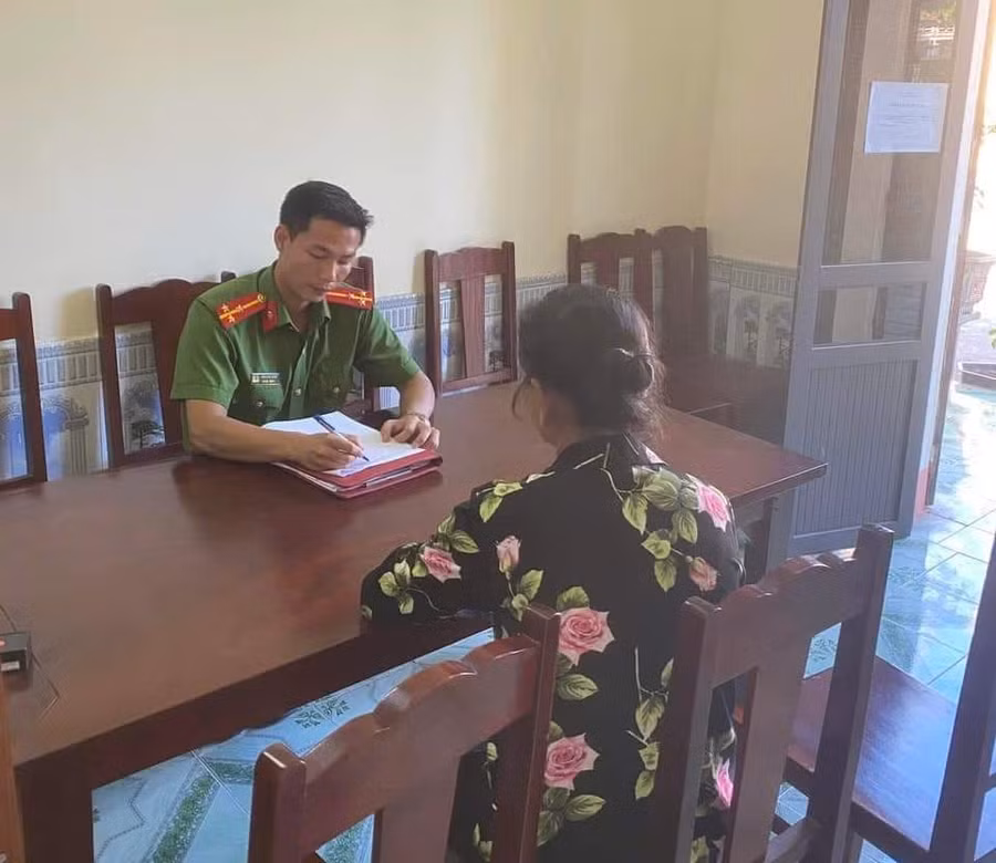 Công an giải thích cho bà Nguyễn Thị C. hành vi lừa đảo của các đối tượng. (Ảnh CA Phú Thọ)