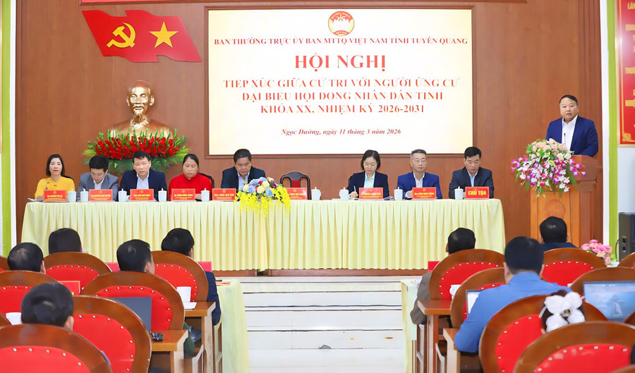 Ông Phan Huy Ngọc, Chủ tịch UBND tỉnh Tuyên Quang tiếp xúc cử tri tại xã Ngọc Đường. (Ảnh: Duy Tuấn)