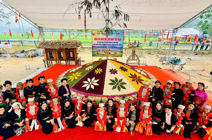 Mâm xôi ngũ sắc được làm từ sự đoàn kết, mang dấu ấn văn hóa độc đáo. (Ảnh: Duy Nghĩa).