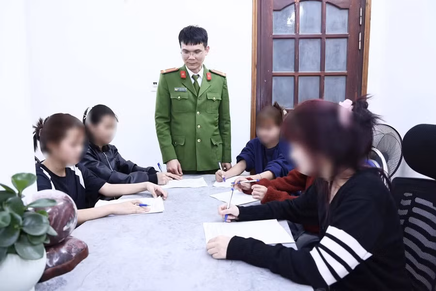 Các em học sinh được bàn giao cho gia đình và nhà trường để tiếp tục học tập. (Ảnh: CATQ)