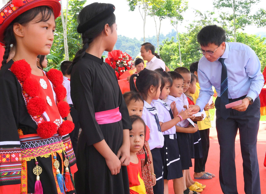 Các em học sinh nhận quà trong hoạt động.