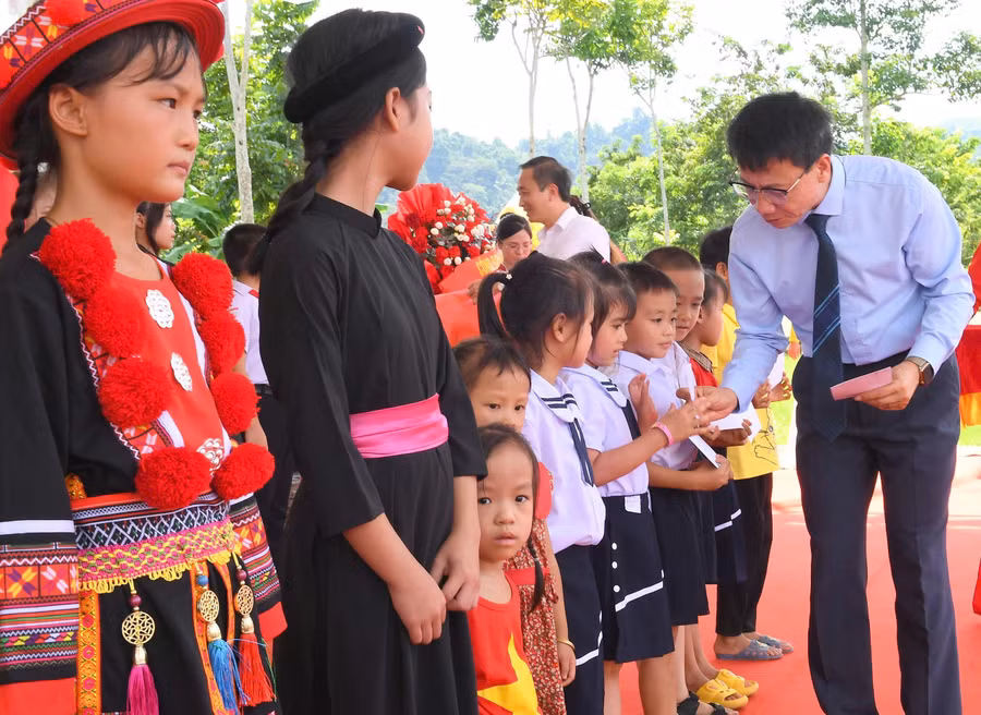 Các em học sinh nhận quà trong hoạt động.