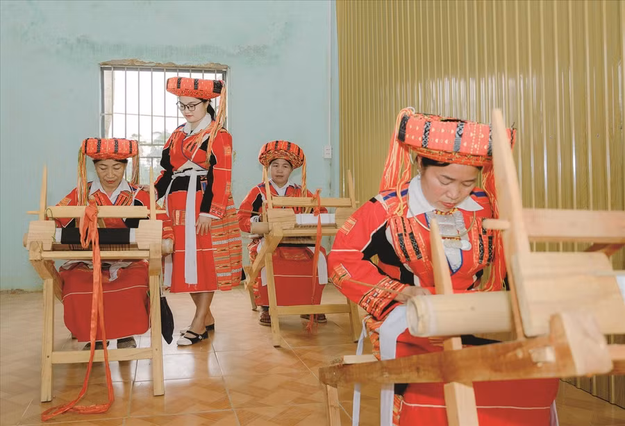 HTX Dệt thổ cẩm Pà Thẻn, thôn Đồng Tiến, xã Yên Thành, tỉnh Tuyên Quang được thành lập tạo việc làm cho 60 thành viên. (Ảnh: Vũ Mừng)