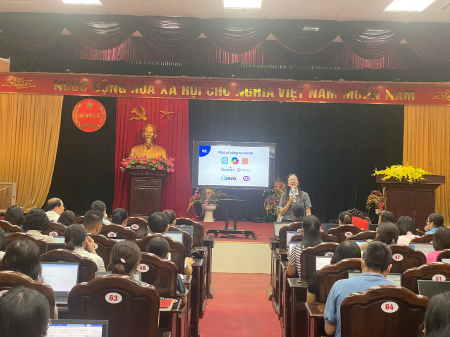 Chuyên gia về chuyển đổi số và ứng dụng AI của trường Đại học Sư phạm Hà Nội giảng dạy.