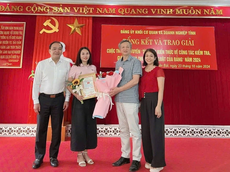 Cô giáo Trịnh Thu Hà (áo hồng) được đánh giá là 1 giáo viên tài năng. (Ảnh: NVCC)