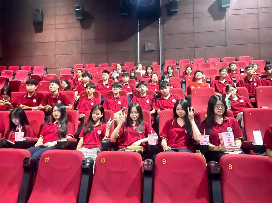 Học sinh Trường THPT Tân Trào trong buổi xem phim. 1000041606.jpg