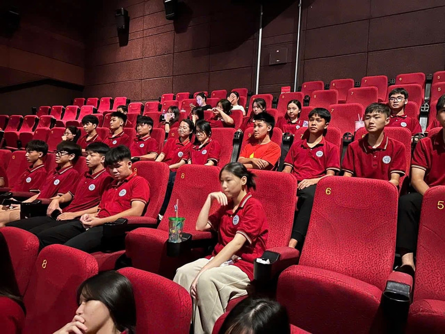Các em học sinh trải nghiệm xem phim lịch sử với nhiều cảm xúc. 1000041608.jpg