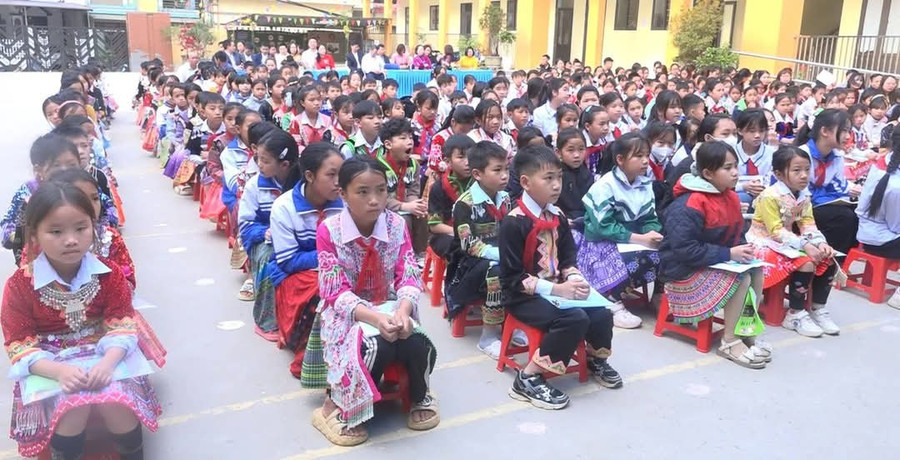 Gần 300 giáo viên và học sinh huyện Trạm Tấu tham gia cuộc thi "Giao lưu Tiếng Việt và viết chữ đẹp".