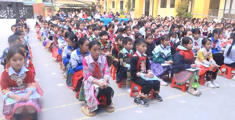 Gần 300 giáo viên và học sinh huyện Trạm Tấu tham gia cuộc thi "Giao lưu Tiếng Việt và viết chữ đẹp".