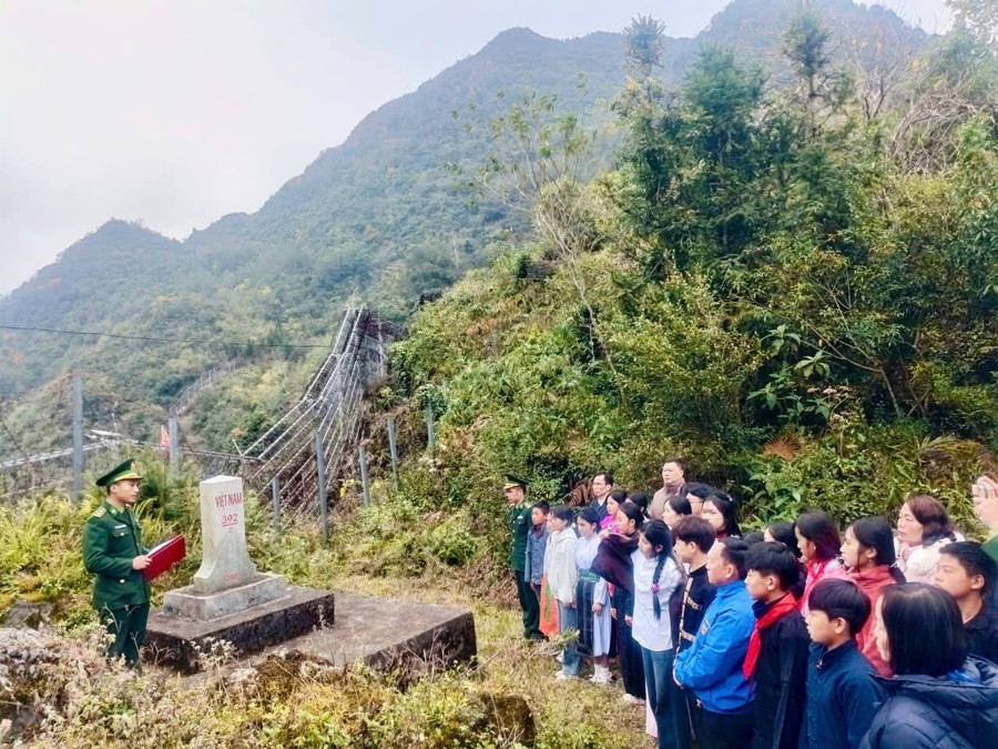 Cán bộ Biên phòng Giới thiệu cột mốc cho các em học sinh.