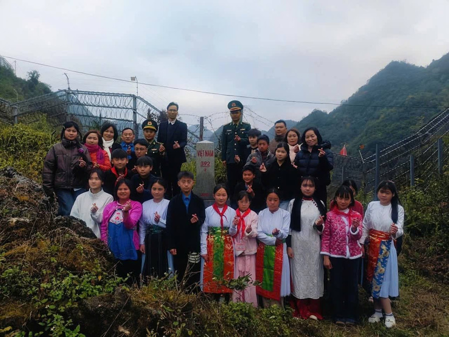 Các em học sinh chụp ảnh lưu niệm nơi biên cương. 1000045340.jpg
