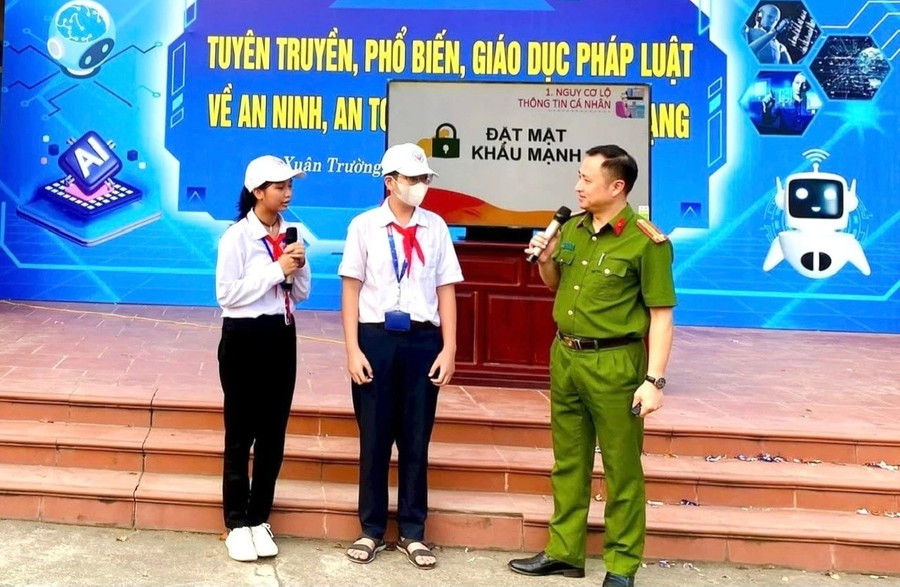 Lực lượng công an tăng cường công tác tuyên truyền pháp luật cho học sinh, sinh viên.