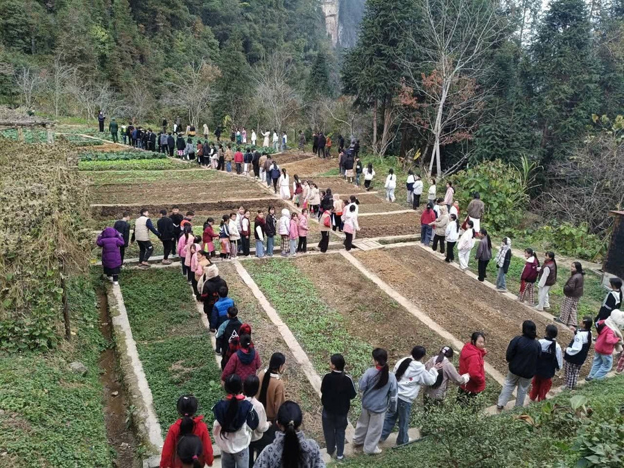 Tham quan khu tăng gia của các anh bộ đội. 1000045332.jpg