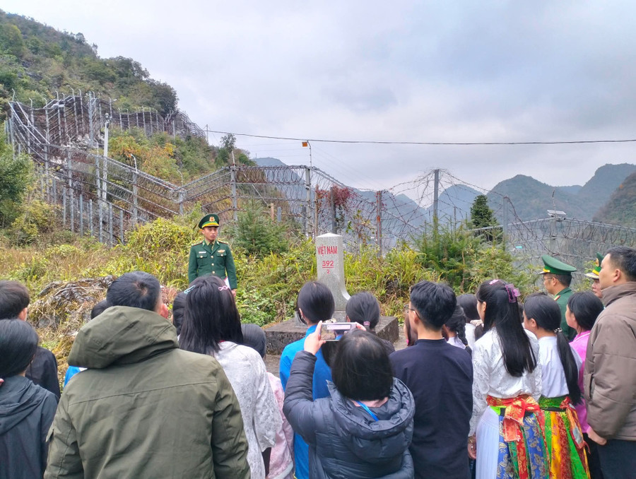 Bồi dưỡng học sinh trách nhiệm với biên cương Tổ quốc. 1000045337.jpg