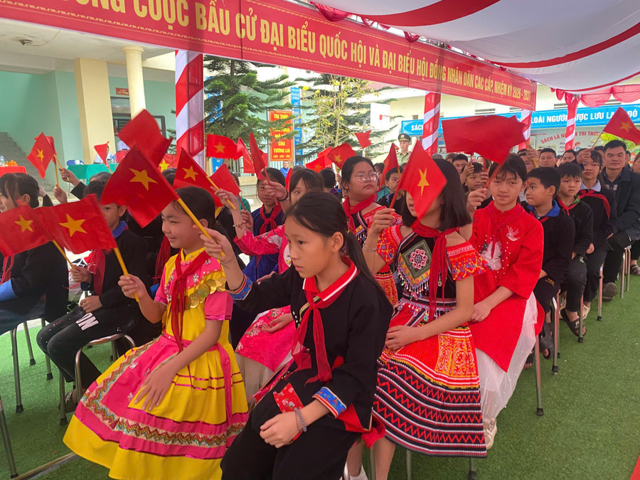 Các em học sinh tại xã Bạch Đích, Tuyên Quang rạng rỡ với trang phục truyền thống hân hoan dự lễ khởi công.