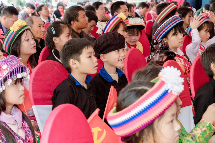 Các em học sinh tại xã biên giới Nghĩa Thuận háo hức chờ đón ngôi trường mới.