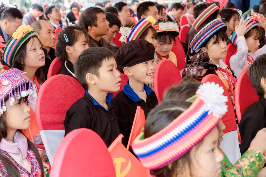 Các em học sinh tại xã biên giới Nghĩa Thuận háo hức chờ đón ngôi trường mới.