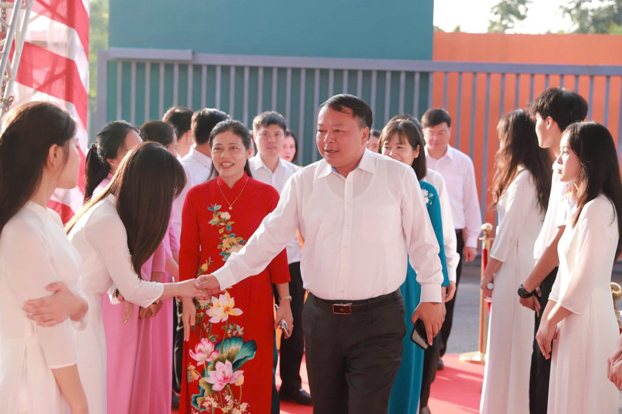 Ông Phan Huy Ngọc, Chủ tịch UBND tỉnh Tuyên Quang dự khai giảng tại Trường THPT Chuyên Tuyên Quang. 1000041120.jpg