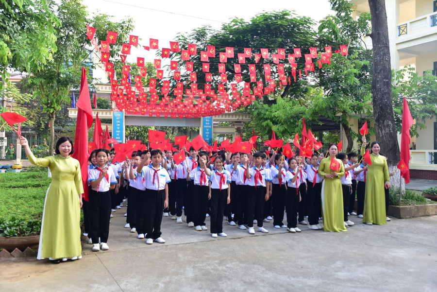 Trang nghiêm và phấn khởi của cô và trò. 1000041117.jpg