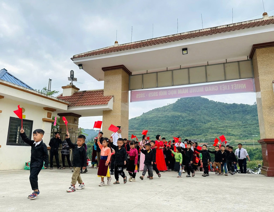 Học sinh vùng cao hân hoan ngày khai giảng. 1000041115.jpg