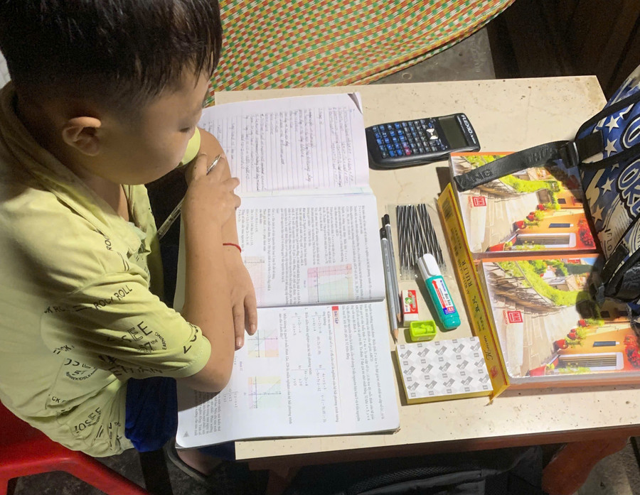 Em Vương Văn Vũ bên góc học tập.