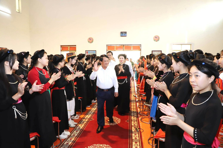 Ông Hầu A Lềnh, Bí thư tỉnh Tuyên Quang dự lễ khai giảng tại Trường PTDTNT Tuyên Quang. 1000041127.jpg