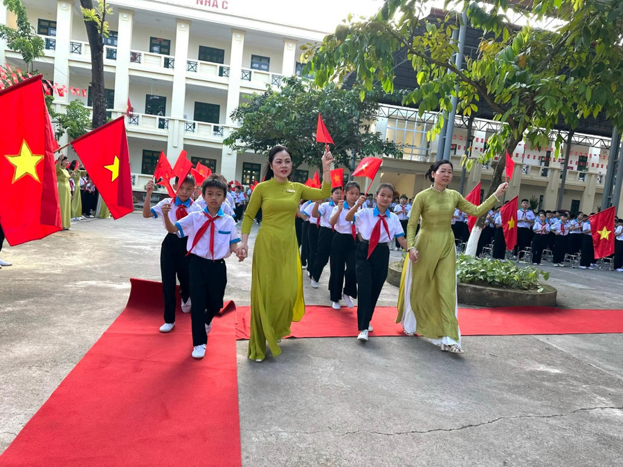 Cô và trò tại Tuyên Quang hân hoan trong ngày khai trường.