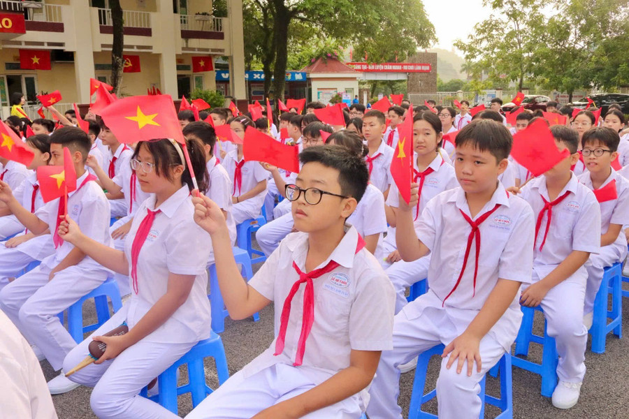 Sắc đỏ rực rỡ ngày khai trường. 1000041112.jpg