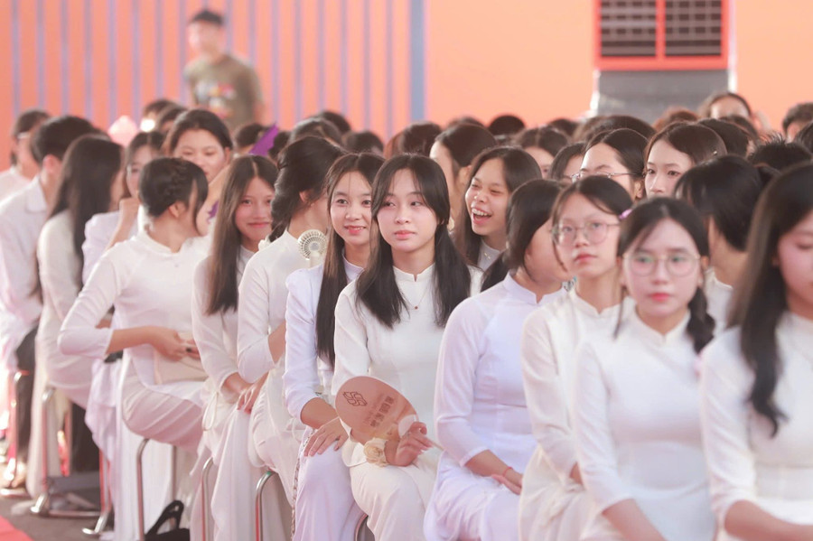 Màu áo học trò tươi sáng trong ngày khai giảng. 1000041121.jpg