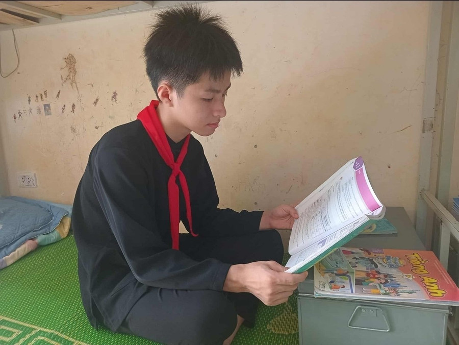 Em Vũ Viết Dương bên góc học tập của mình. 1000041175.jpg