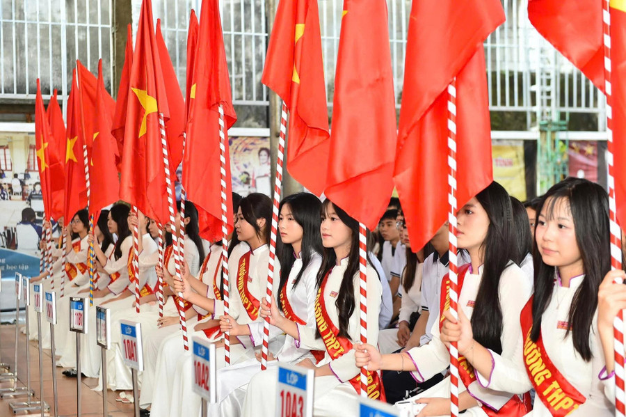 Rực rỡ cờ hoa ngày khai trường. 1000041125.jpg