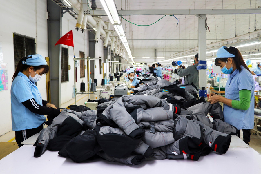 Công nhân làm việc tại Công ty May MSA-YB ở Cụm công nghiệp Long Bình An (tỉnh Tuyên Quang).