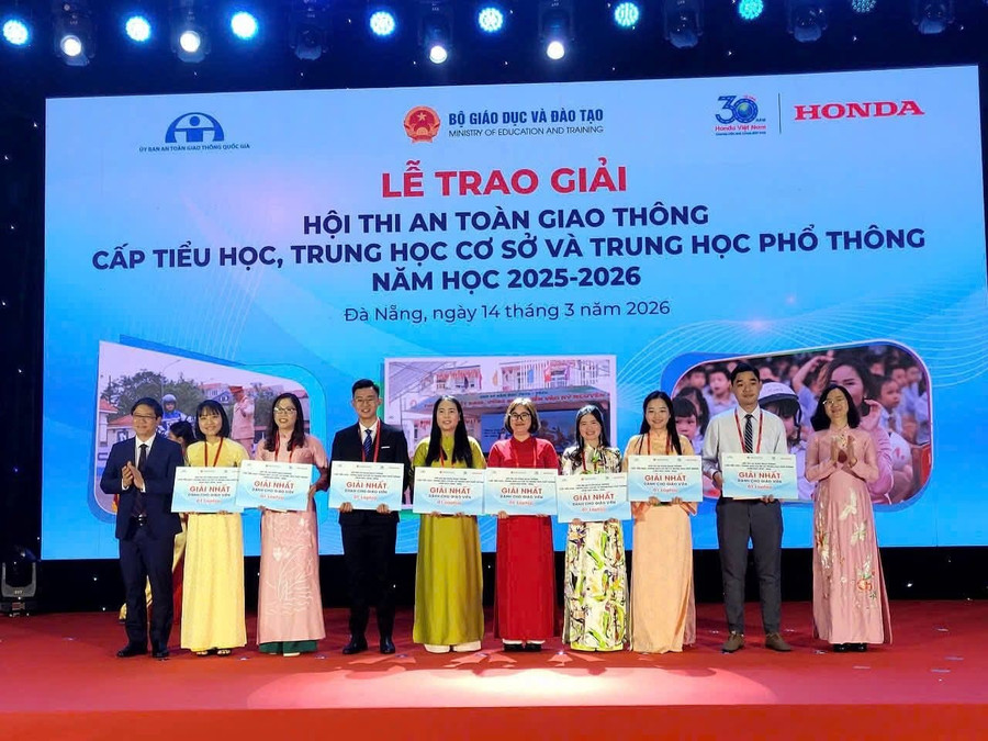 Lễ trao giải Hội thi An toàn giao thông.