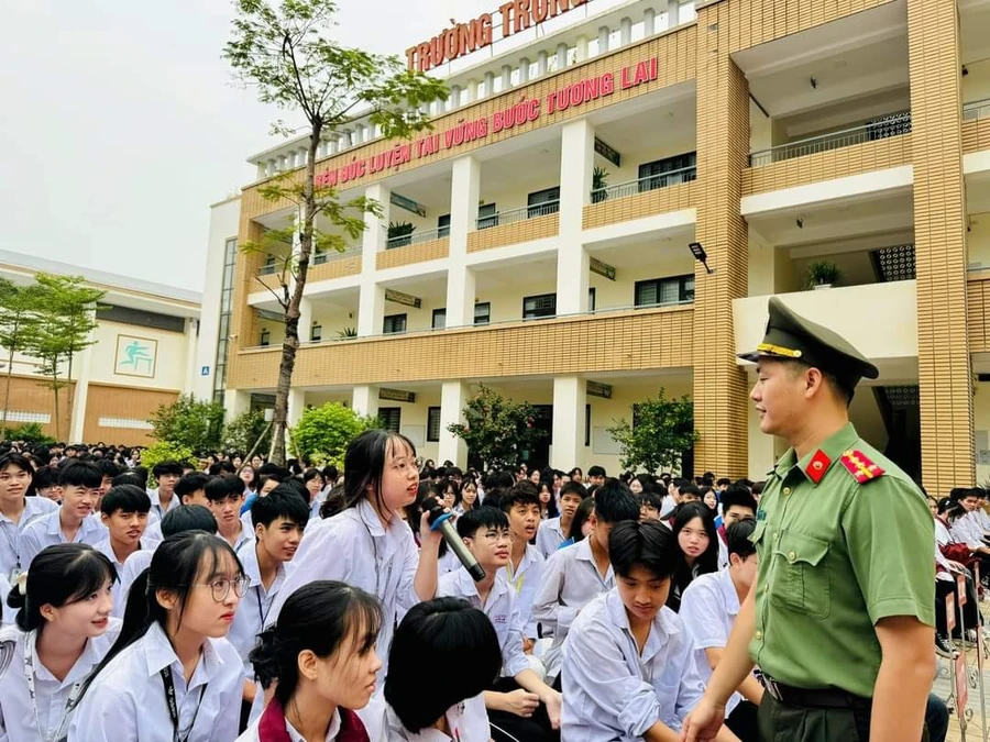 Các em học sinh trường THPT Nguyễn Huệ (TP Yên Bái) được giáo dục, phổ biến pháp luật tại nhà trường.