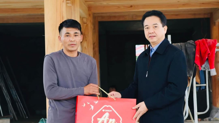 Ông Hoàng Sơn Hải (bên trái) được chính quyền địa phương biểu dương về hành động đẹp. (Ảnh: Duy Khánh)