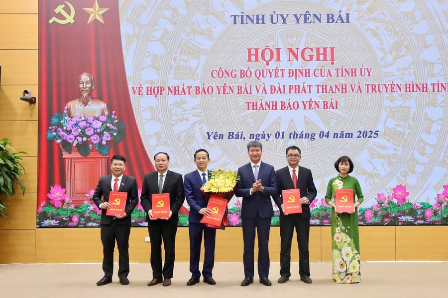 Bí thư Tỉnh uỷ Trần Huy Tuấn tặng hoa chúc mừng lãnh đạo Báo Yên Bái.