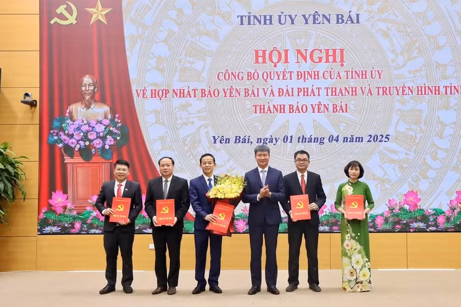 Bí thư Tỉnh uỷ Trần Huy Tuấn tặng hoa chúc mừng lãnh đạo Báo Yên Bái.