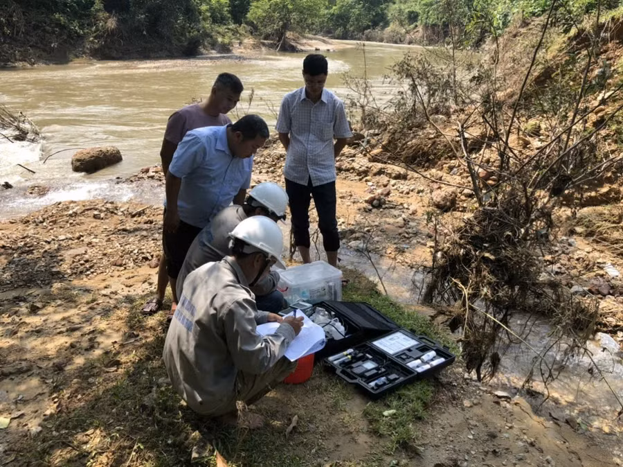 Đơn vị chức năng tỉnh Tuyên Quang lấy mẫu nước suối tại các xã bị ảnh hưởng để phân tích theo quy định. 