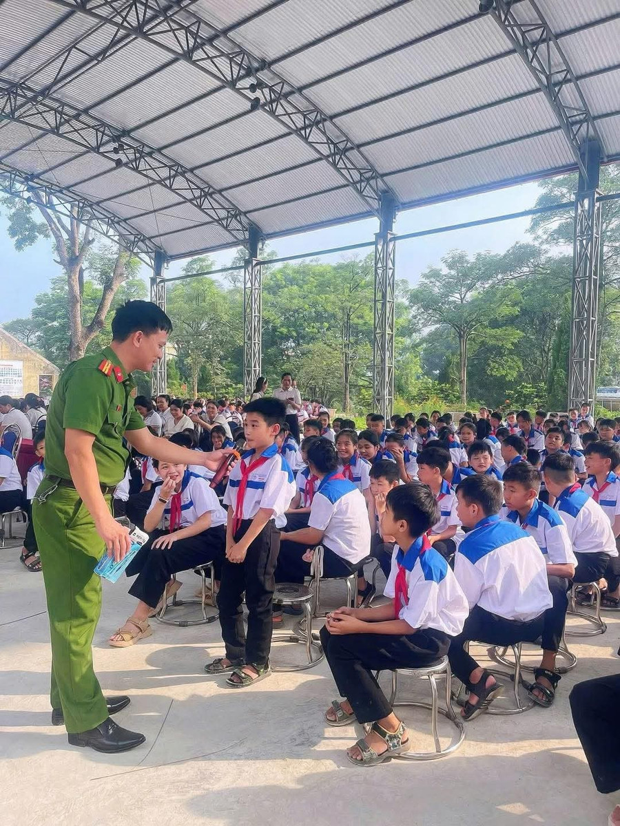 Công an địa phương nhiệt tình hướng dẫn, nâng cao nhận thức cho các em học sinh trên địa bàn. 1000041579.jpg